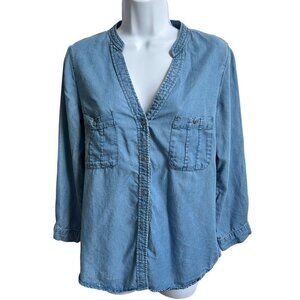 ✨3 for $18✨ Women's Love Tree Button-down Chambray Blouse